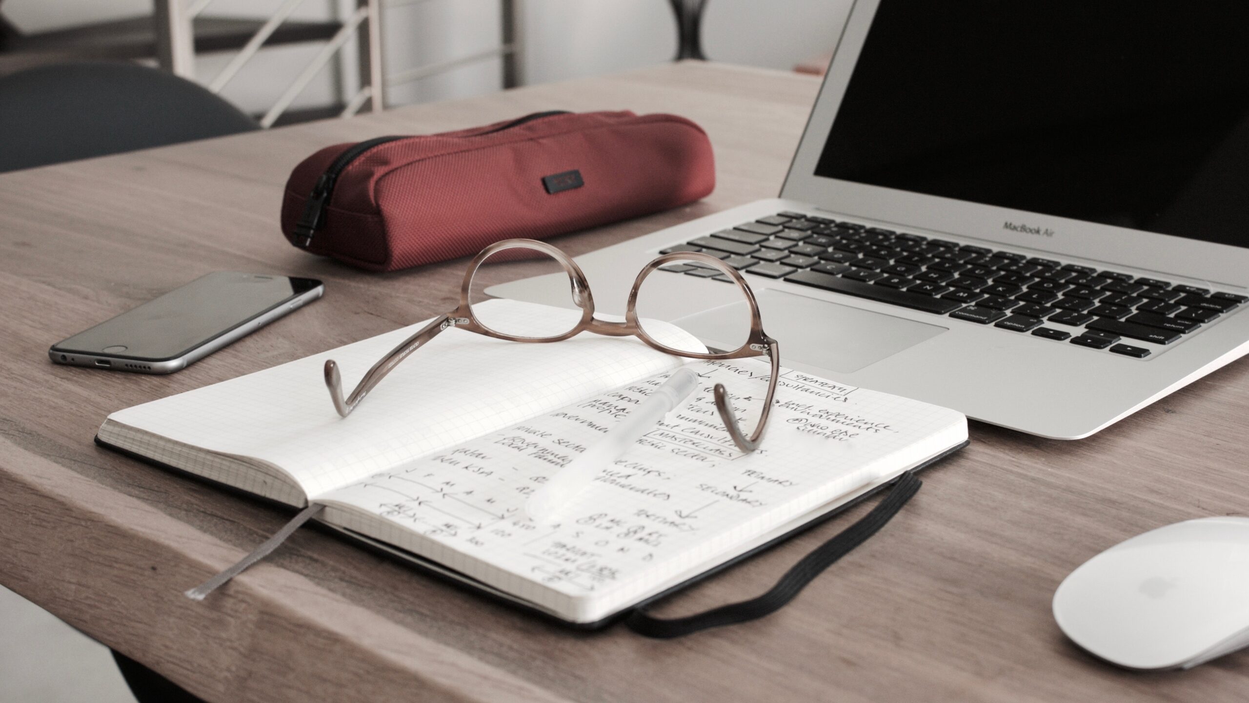 dan-dimmock-sNwnjxm8eTY-unsplash desk with laptop